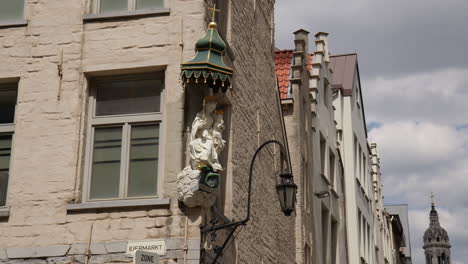 La-Estatua-De-La-Virgen-Exhibida-En-Eiermarkt-En-Amberes,-Bélgica---Plano-Medio