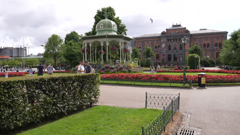 Musikpavillon-Im-Central-Park-Von-Bergen,-Norwegen,-Wahrzeichen-Der-Stadt-Und-Menschen,-Zeitlupe