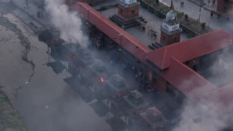 Drohnenaufnahme-Im-Krematorium-Des-Pashupati-Nath-Tempels-In-Kathmandu,-Nepal,-Wo-Sich-Der-Berühmte-Hindu-Gott-Shiva-Tempel-Befindet