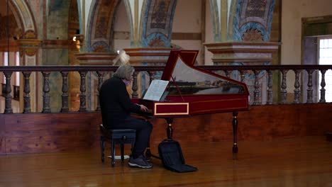 Anciano-Tocando-El-Piano-De-Madera-En-La-Galería-Del-Convento-De-San-Francisco