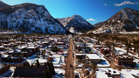 Invierno-Pájaro-Azul-Cielo-Durante-El-Día-Mediodía-Nevado-Centro-De-La-Ciudad-Frisco-Aéreo-Zumbido-Coche-Tráfico-Calle-Principal-Colorado-Montaña-Ciudad-De-Esquí-Cobre-Mtn-Ikon-Pass-Breckenridge-Silverthorne-Dillon-Cumbre-Condado-Al-Revés