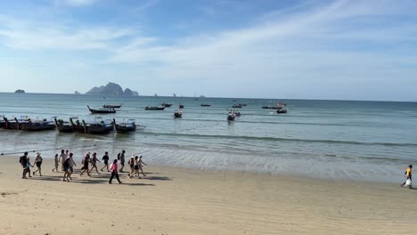 Gente-Turistas-Caminando-Por-La-Playa-Krabi-Tailandia-Durante-El-Hermoso-Día