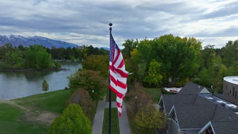 Amerikanische-Flagge-Weht-Im-Wind-Im-Liberty-Park-In-Salt-Lake-City,-Utah---Aerial-Orbit