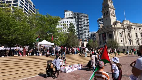 Vista-Pov-De-La-Protesta-Contra-La-Guerra-En-Palestina-En-Auckland-En-Un-Día-Soleado