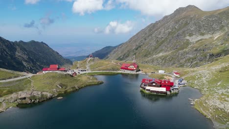 Balea-See-Bei-Transfagarasan,-Karpaten-In-Siebenbürgen,-Rumänien,-Europa---4K-Luftaufnahme