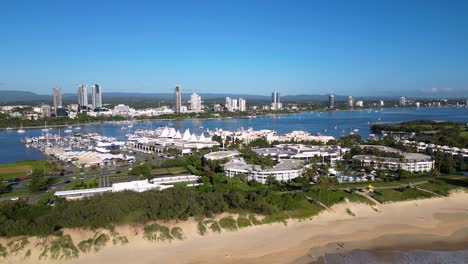 Vistas-Aéreas-De-Izquierda-A-Derecha-Sobre-El-Sheraton-Grand-Mirage-Mirando-Hacia-Southport,-Gold-Coast,-Australia