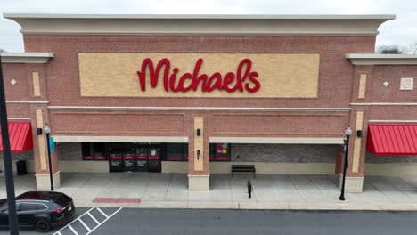 Aerial-establishing-shot-of-a-Michael's-store-in-a-shopping-plaza