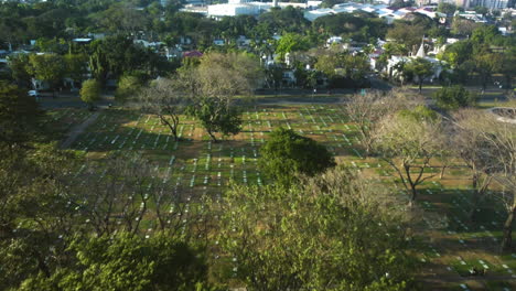 Drone-Inclinándose-Sobre-Tumbas-En-El-Parque-Conmemorativo-De-Manila,-En-Parañaque,-Filipinas