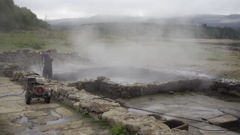 Bediener-Reinigt-Die-Thermalbäder-Mit-Druckwasser-In-Den-Bande-Thermen