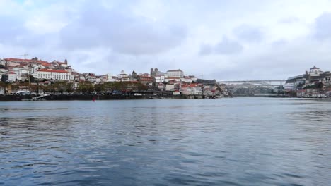 Junger-Mann,-Der-In-Porto-über-Dem-Fluss-Douro-Ein-Unbemanntes-Drohnenflugzeug-Abhebt
