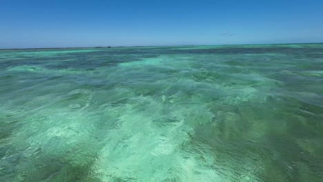 POV-Segeln-Auf-Dem-Karibischen-Meer,-Blaue-Schatten-Umarmen-Einfachheit-Und-Wunderschöne-Natur