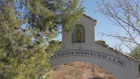 Entrada-A-La-Grandeza-Arquitectónica-De-La-Ermita-Del-Pueblo-De-San-Julián,-Al-Venerado-Santuario-Impregnado-Del-Rico-Tapiz-Del-Patrimonio-Cultural-Del-Mármol.