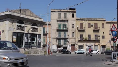 Calle-Muy-Transitada-De-Palermo,-Autos-Moviéndose-En-La-Calle.
