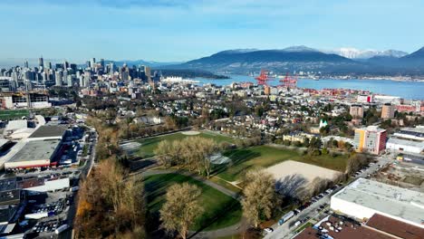 Vista-Del-Puerto-De-Vancouver-Y-El-Horizonte-Desde-El-Parque-Strathcona-En-East-Vancouver,-BC,-Canadá