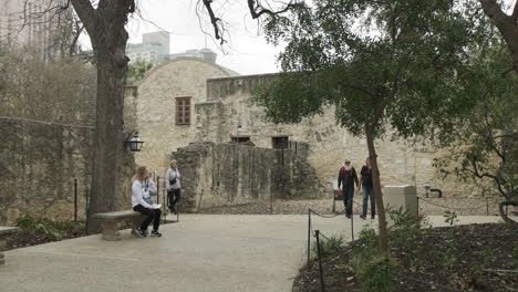 People-Visit-San-Antonio's-Alamo-in-Texas,-USA