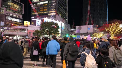 POV-Spaziergang-über-Die-Shibuya-Kreuzung-Mit-Vielen-Touristen,-Die-Fotos-Machen