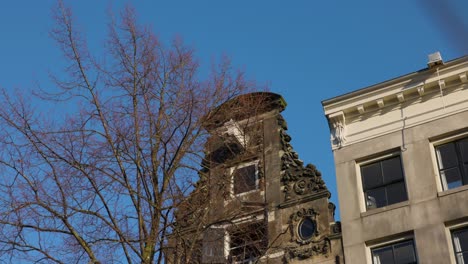 Idílico-Travelling-De-Una-Famosa-Y-Antigua-Casa-En-Keizersgracht,-Amsterdam