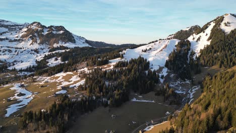 Amden-Weesen-Suiza-Casas-Dispersas-En-Los-Alpes-Suizos-En-La-Hora-Dorada