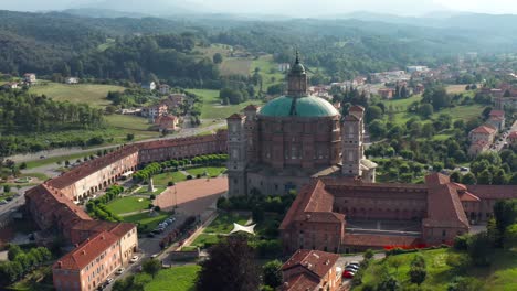 Luftaufnahme-Des-Heiligtums---Basilika-Von-Vicoforte,-Die-Der-Geburt-Der-Heiligen-Maria-Gewidmet-Ist