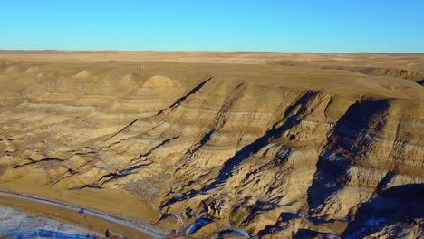 spectacular-views-of-multicolored-sand-formations-in-Alberta,-Canada