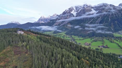 Schladming,-Österreich---Weiße-Berggipfel-Und-Malerische-Naturlandschaft---Luftaufnahme-4k