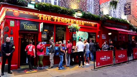 Menschenmenge-Wartet-Am-Eingang-Des-Berühmten-Temple-Bar-Pub,-Dublin