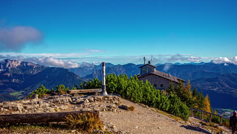 Turistas-Caminando-Alrededor-Del-Nido-Del-águila,-Panorama-De-Las-Montañas-Alpinas-A-La-Vista