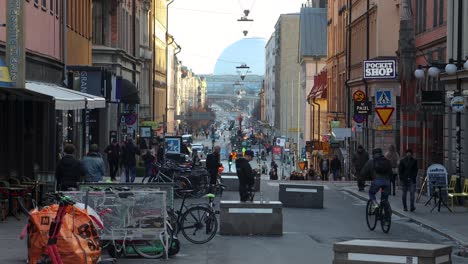 Statische-Zentrierte-Ansicht-Der-Belebten-Straße-Gotgatsbacken-In-Stockholm,-Schweden