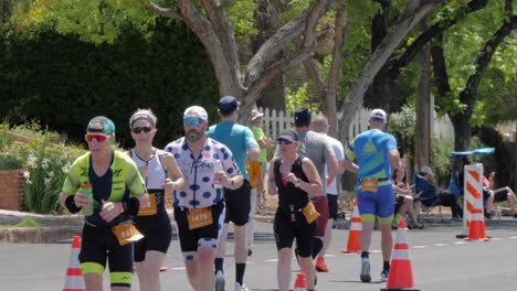 Hombres-Y-Mujeres-Corriendo-En-Ambos-Sentidos-En-El-Ironman-70-De-Salud-Entre-Montañas.