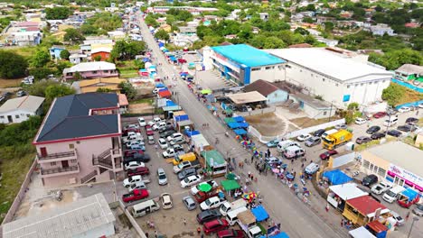 Eine-Drohne-Steigt-über-Touristen-Und-Einheimische-Auf,-Die-Sich-Versammeln,-Um-Den-Großen-Karnevalsmarsch-In-Curaçao-Anzuschauen