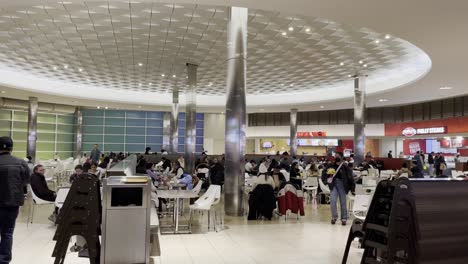 Food-court-full-with-people-at-Fashion-Outlets-in-Chicago