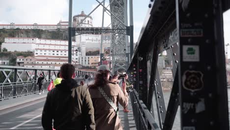 Blick-Auf-Die-Berühmte-Brücke-Ponte-Luís-I-In-Porto:-Menschen-Bewundern-Die-Atemberaubende-Stadtlandschaft-Und-Den-Fluss-Darunter