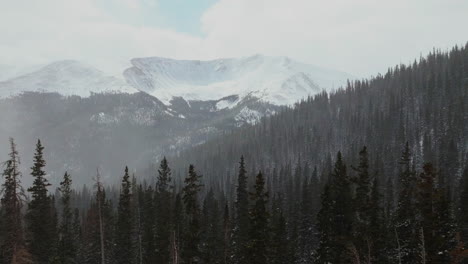 Winter-Park-Berthoud-Berthod-Jones-Pass-Verschneit-Winter-Colorado-Hohe-Höhe-Luftaufnahme-Filmisch-Drohne-Rocky-Mountains-Gipfel-I70-Malerische-Landschaft-Aussicht-Hwy-80-Straßenrand-Nationalwald-Rückwärtsbewegung-