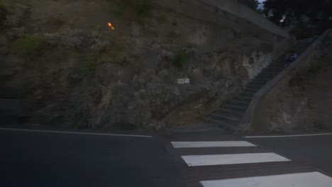 Caminando-Cerca-De-Turistas-En-Una-Pequeña-Carretera-|-Cerca-Del-Pintoresco-Acantilado-De-Montaña-En-Positano-Italia-En-Verano,-4k