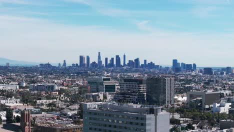 Schwenk-Nach-Rechts-Drohnenaufnahme-Mit-Blick-Auf-East-Hollywood-Und-Los-Angeles