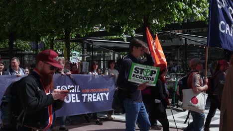 Demonstranten-Mit-Banner-Zum-Vertrag-über-Fossile-Brennstoffe-Beim-Klimamarsch,-Zeitlupe