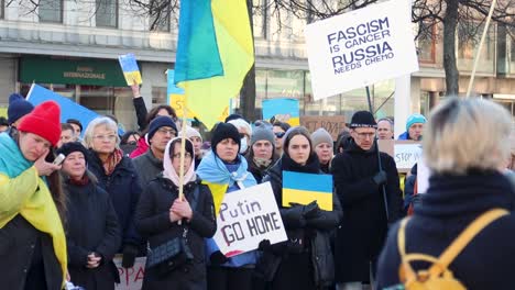 Frau-Weint-Neben-Schildern,-Die-Gegen-Putins-Krieg-In-Der-Ukraine-Protestieren,-Zeitlupe