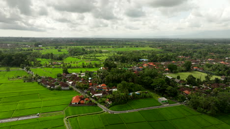 Traditionelle-Balinesische-Architektur-Fügt-Der-Grünen-Landschaft-Kulturellen-Reichtum-Hinzu