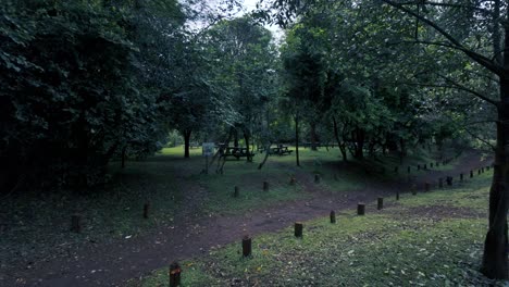 Ruhiger-Park-In-Der-Abenddämmerung-Und-Im-Hintergrund-Spielen-Affen