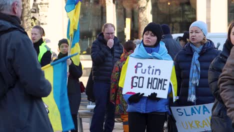 Mujer-Con-Bandera-Y-Cartel-De-Putin-Go-Home-En-Manifestación-Contra-La-Guerra-En-Ucrania
