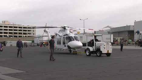 Hubschrauber-Wird-Auf-Schlepper-Bewegt