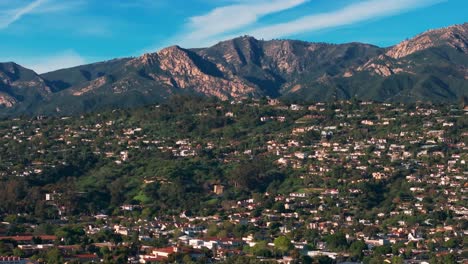 Drohnenaufnahme-Von-Großen-Häusern-An-Einem-Berghang-In-Santa-Barbara,-Kalifornien