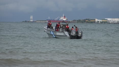 Barco-Guardacostas-Frente-A-La-Costa-Del-Mar-Atlántico-En-Honduras-Con-La-Terminal-De-Carga-De-Puerto-Cortés-Al-Fondo