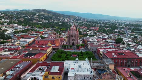 Barrido-Panorámico-Desde-El-Parque-Y-El-Centro-De-La-Ciudad-Hasta-La-Icónica-Parroquia-De-San-Miguel-Arcángel-En-San-Miguel-De-Allende,-Giro-A-La-Derecha,-órbita