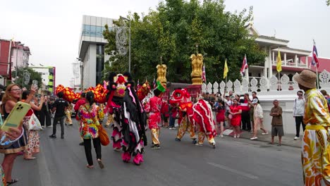 Desfile-Por-Las-Calles-De-Chiang-Mai,-Tailandia,-Durante-El-Año-Nuevo-Chino