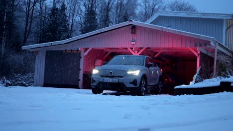 Volvo-C40-En-La-Nieve-Del-Invierno,-Landvetter,-Suecia