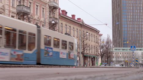 Straßenbahn-Fährt-Auf-Einer-Straße-Mit-Europäischen-Gebäuden-Mit-Einzigartigem-Architekturstil-Vorbei