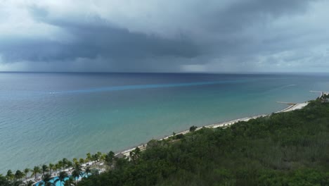 Vista-Aérea-De-Drones-De-La-Playa-Caribeña-De-Cozumel-En-México-Con-Cielo-Nublado