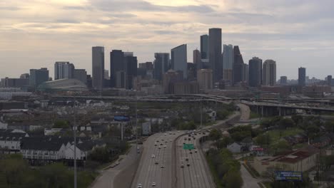 Drohnenaufnahme-Von-Der-I-10-Westlich-Der-Innenstadt-Von-Houston,-Texas