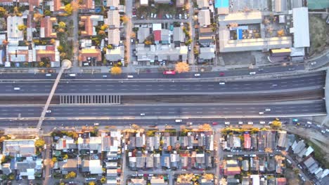 Toma-Aérea-De-Calle-Autopista-Con-Autos-Pasando,-En-Chile-Latinoamérica